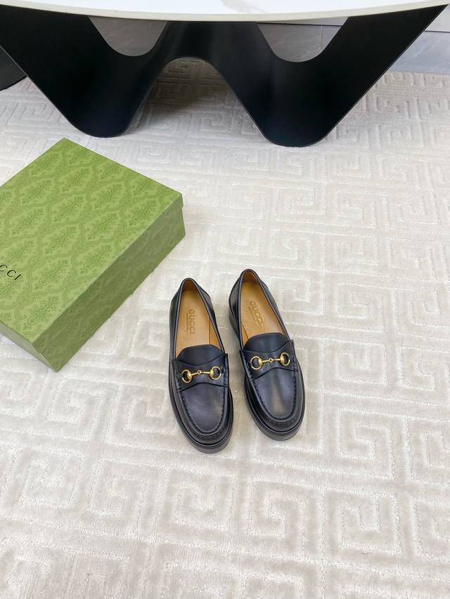 出厂 Gucci 古奇2024秋冬新品厚底水台马鞍扣 马衔扣坡跟乐福鞋原版套楦 高端品质品牌经典元素为这款精致的马衔扣乐福鞋注入隽永格调。光面皮与浅金色调配件相